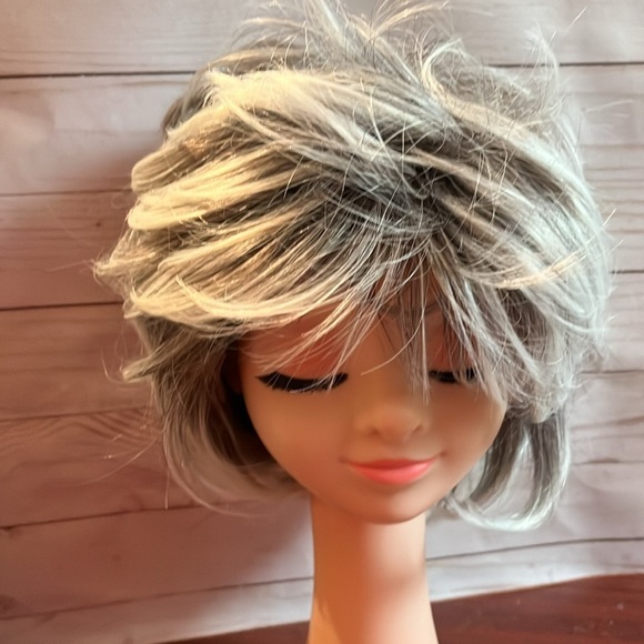 Women Synthetic Hair Short Layered Curly with Bangs Silver Grey Wig None Lace - Picture 2 of 11